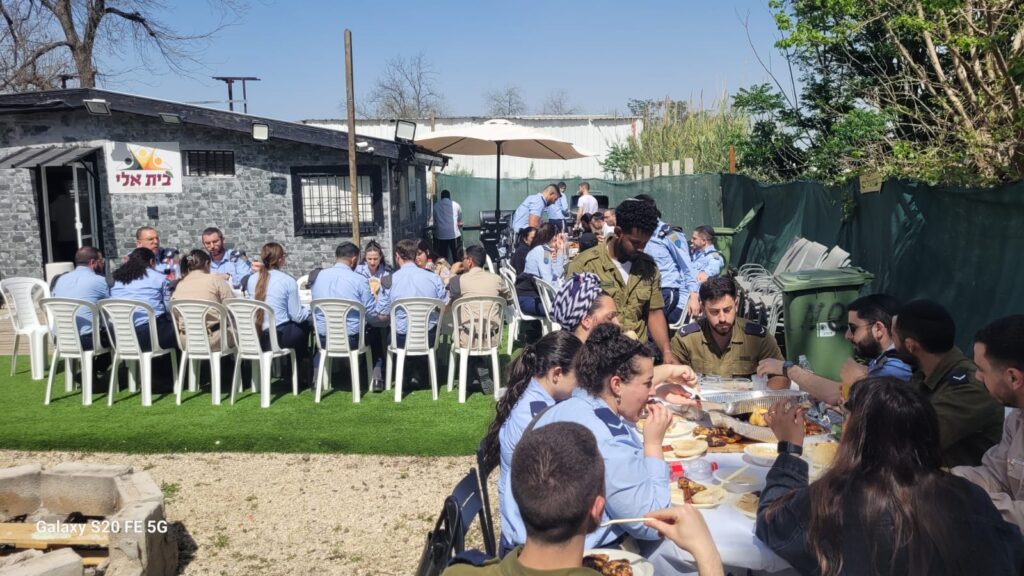 חיילים וחיילות בבית אלי