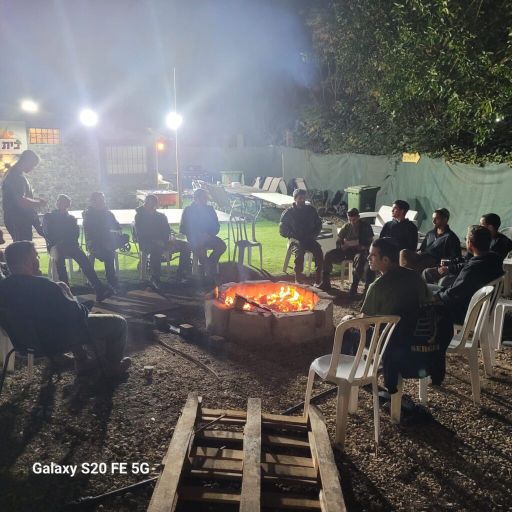 חיילים וחיילות בבית אלי