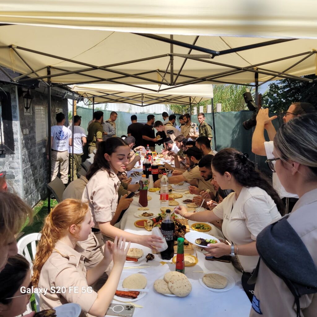 חיילים וחיילות בבית אלי